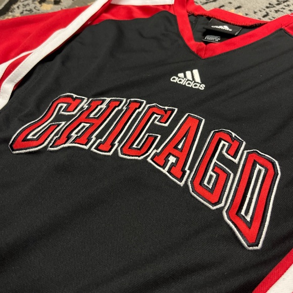 Thrifted vintage authentic Chicago Bulls red and black shooting shirt - Picture 3 of 5